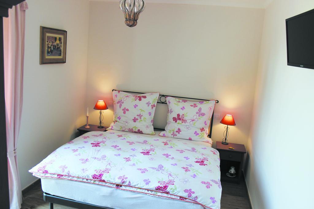 Alta Villa The Countryhouse Adults Only Boutique Bnb Vigliano d'Asti Habitación foto